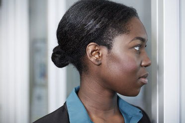 Deutschland, Neuss, Porträt einer jungen afro-europäischen Geschäftsfrau - STKF000861