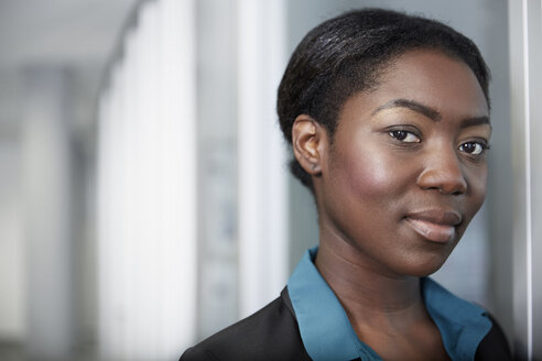 Deutschland, Neuss, Porträt einer jungen afro-europäischen Geschäftsfrau - STKF000862