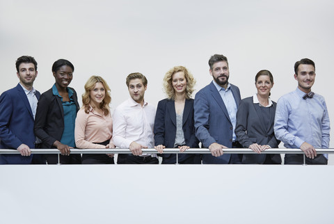 Deutschland, Neuss, Gruppe von Geschäftsleuten, die hinter einem Geländer stehen, lizenzfreies Stockfoto