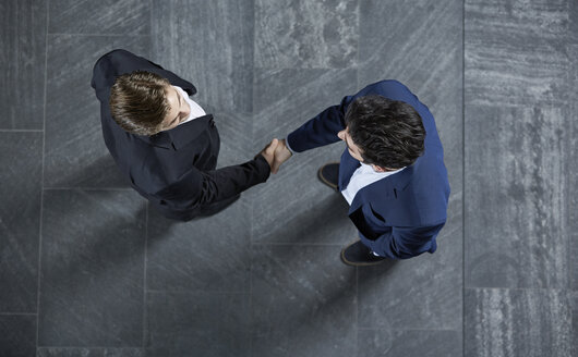 Germany, Neuss, Business men shaking hands - STKF000764