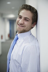 Germany, Neuss, Young business man leaning on wall - STKF000739