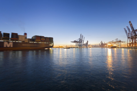 Deutschland, Hamburg, Parkhafen, Hafen, Elbe, Containerschiff, lizenzfreies Stockfoto