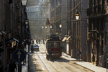 Portugal, Lisboa, Baixa, electrico auf dem Weg - BI000159