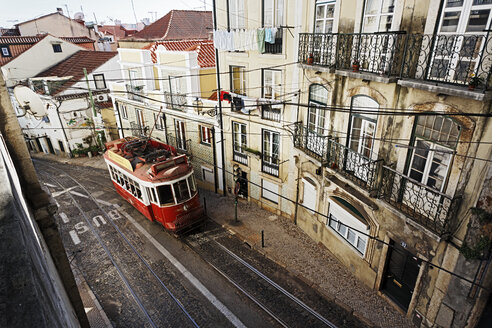 Portugal, Lisboa, Alfama, Electrico in der Rua Escolas Gerais - BI000166