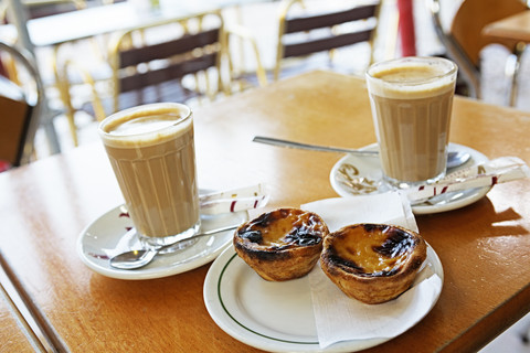 Portugal, Lissabon, Pasteis de Nata und mik Kaffee, lizenzfreies Stockfoto