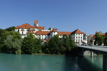 Deutschland, Bayern, Füssen, Ehemaliges Kloster St. Mang und Hohes Schloss am Lech - LB000421