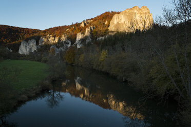 Deutschland, Baden Württemberg, Blick auf den Rabenfelsen im Naturpark Obere Donau im Herbst - ELF000674