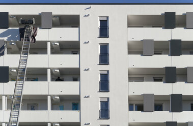Deutschland, Bayern, München, Fassadenaufzug an der Fassade eines Wohnhochhauses - TC003730