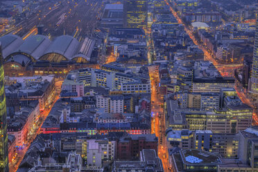 Deutschland, Hessen, Frankfurt, Hauptbahnhof und Häuser am Abend - PA000059