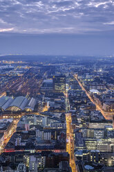 Deutschland, Hessen, Frankfurt, Hauptbahnhof links und Stadtansicht am Abend - PA000057