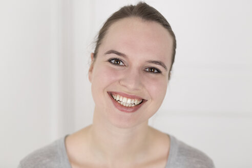Lächelnde junge Frau, Porträt - DRF000316