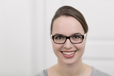 Lächelnde junge Frau mit Brille, Porträt - DRF000317