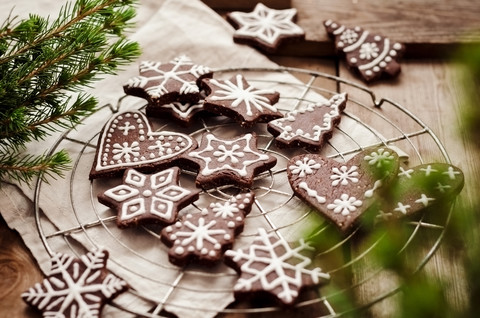 Mit Zuckerguss verzierte Lebkuchen auf dem Kühlregal, lizenzfreies Stockfoto