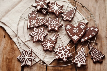 Gingerbread decorated with sugar icing on cooling rack - CZF000127