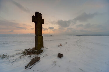 Deutschland, Rheinland-Pfalz, Eifel, Kreuz auf Schneeoberfläche - PA000078