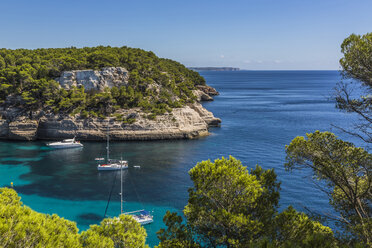 Spanien, Balearische Inseln, Menorca, Segelboote in Cala Mitjana - MAB000173