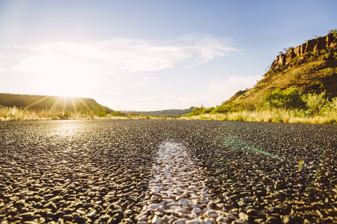 Australien, Westaustralien, Sonnenlicht und leere Straße, lizenzfreies Stockfoto