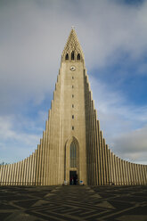 Iceland, Reykjavik, view to Hallgrimskirkja - MBEF000953