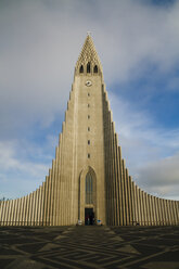 Island, Reykjavik, Blick auf die Hallgrimskirkja - MBEF000953