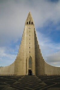 Island, Reykjavik, Blick auf die Hallgrimskirkja - MBEF000953