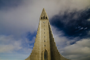 Island, Reykjavik, Blick auf die Hallgrimskirkja - MBEF000952