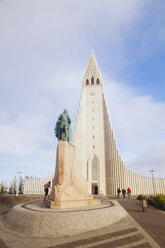 Island, Reykjavik, Blick auf die Hallgrimskirkja - MBEF000943