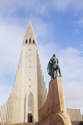 Island, Reykjavik, Blick auf die Hallgrimskirkja - MBEF000942