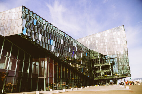 Island, Reykjavik, Blick auf das Konzerthaus Harpa - MBE000940