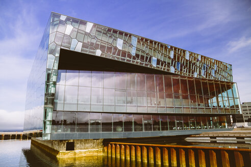 Island, Reykjavik, Blick auf das Konzerthaus Harpa - MBE000939