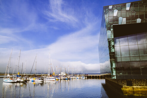 Island, Reykjavik, Teil der Fassade der Konzerthalle Harpa und Hafen - MBE000938