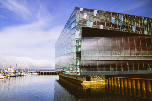 Island, Reykjavik, Blick auf die Konzerthalle Harpa und den Hafen - MBE000937