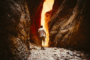 Australien, Westaustralien, Kimberley, Purnululu-Nationalpark, Bungle Bungle, Mann beim Wandern am Echidna Chasm - MBE000935