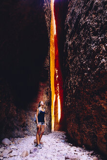 Australien, Westaustralien, Kimberley, Purnululu National Park, Bungle Bungle, junge Frau an der Echidna Chasm, die die Schlucht bewundert - MBE000931