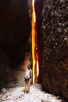 Australien, Westaustralien, Kimberley, Purnululu National Park, Bungle Bungle, junge Frau mit Rucksack am Echidna Chasm - MBE000954