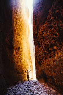 Australien, Westaustralien, Kimberley, Purnululu National Park, Bungle Bungle, Mann am Echidna Chasm - MBE000949