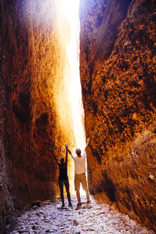 Australien, Westaustralien, Kimberley, Purnululu National Park, Bungle Bungle, junges Paar an der Echidna Chasm - MBE000928