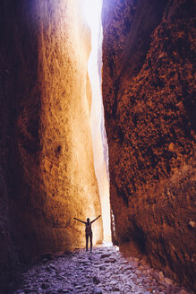 Australien, Westaustralien, Kimberley, Purnululu National Park, Bungle Bungle, junge Frau am Echidna Chasm - MBE000927