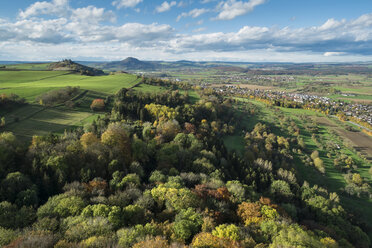 Deutschland, Baden Württemberg, Landkreis Konstanz, Hegau mit Mögdeberg, links und Hohenhewen, rechts - ELF000693