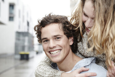 Porträt eines glücklichen jungen Mannes und seiner Freundin - FMKF000934