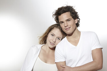 Porträt eines verträumten jungen Paares, Studioaufnahme - FMKF000937