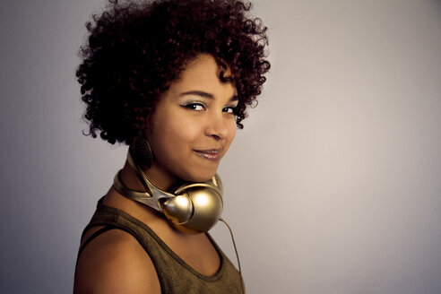 Porträt einer Afro-Amerikanerin mit Kopfhörern - NGF000053