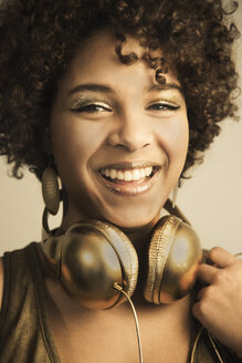 Porträt einer Afro-Amerikanerin mit Kopfhörern - NGF000054
