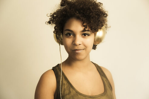 Porträt einer Afro-Amerikanerin mit Kopfhörern - NGF000055