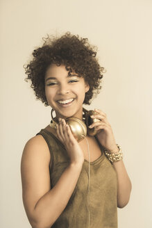 Porträt einer lächelnden Afroamerikanerin mit Kopfhörern - NGF000057