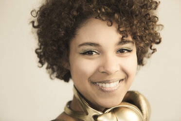 Porträt einer Afro-Amerikanerin mit Kopfhörern - NGF000058