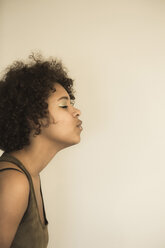 Porträt einer schmollenden Afro-Amerikanerin - NGF000059