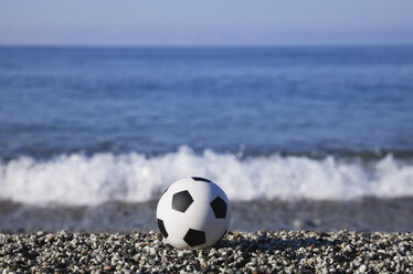 Italien, Mittelmeer, Fußballspielzeug am Strand - GWF002410
