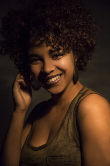Porträt einer lächelnden Afro-Amerikanerin - NGF000072
