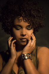 Porträt einer Afroamerikanerin mit goldenem Make-up und Armband - NGF000073