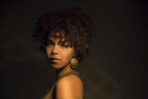 Porträt einer Afroamerikanerin mit goldenem Ohrring - NGF000074